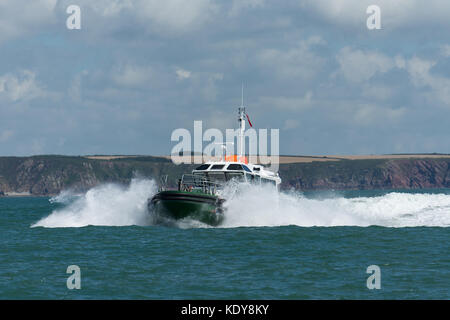 Der Pilot Schiff St. Govan ein Pilotprojekt zu einem Schiff durch den Wellengang am Eingang haven Waterway an einem schönen Sommer morgen nach Milford. Stockfoto