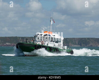 Der Pilot Schiff St. Govan ein Pilotprojekt zu einem Schiff durch den Wellengang am Eingang haven Waterway an einem schönen Sommer morgen nach Milford. Stockfoto