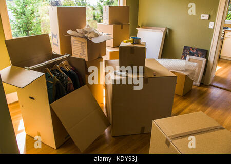 Kartons in einem Zimmer, als ob jemand in oder heraus bewegt wurde. Stockfoto