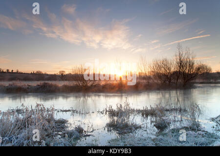 Winter Sonnenaufgang auf dem Fluss Wylye, auf einem Fußweg zwischen den Dörfern von Great Wishford und stapleford in Wiltshire. Stockfoto