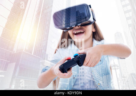 Happy girl mit Video Game Controller VR-Headset Stockfoto