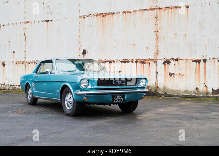 1966 Ford Mustang im Bicester Heritage Center. Oxfordshire, England Stockfoto