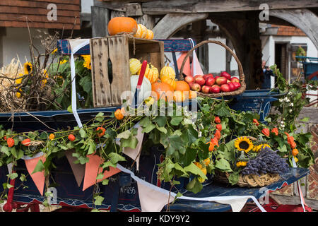 Herbstliche von Pferden gezogene Wagen am Weald und Downland Open Air Museum, Herbst Landschaft zeigen, Singleton, Sussex, England Stockfoto