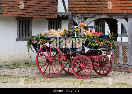 Herbstliche von Pferden gezogene Wagen am Weald und Downland Open Air Museum, Herbst Landschaft zeigen, Singleton, Sussex, England Stockfoto