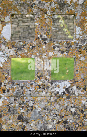 Ungewöhnliche Grabstein Kreuz in St. Michaels Kirchhof bei Duntisbourne rouse, Cotswolds, Gloucestershire, England Stockfoto