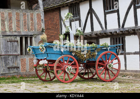 Herbstliche Pferdekutschen Ehe/Hochzeit Warenkorb Weald und Downland Open Air Museum, Herbst Landschaft zeigen, Singleton, Sussex, England eingerichtet Stockfoto