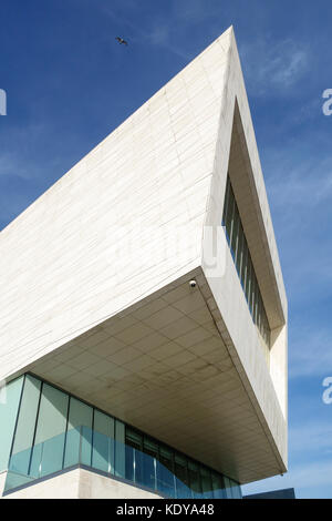 Pier Head, Liverpool, Großbritannien. Das Museum von Liverpool (2011), die vom dänischen Architekten 3XN. Es steht am Wasser mit Blick über den Fluss Mersey Stockfoto