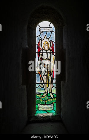 St Michael Glasfenster in St Michaels Sächsische Kirche Duntisbourne rouse, Cotswolds, Gloucestershire, England Stockfoto