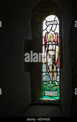 St Michael Glasfenster in St Michaels Sächsische Kirche Duntisbourne rouse, Cotswolds, Gloucestershire, England Stockfoto
