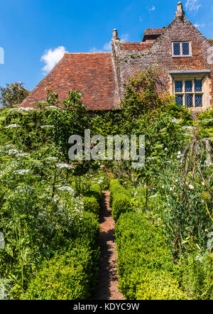 Haus und Garten in Sissinghurst Gardens, Kent, Großbritannien Stockfoto