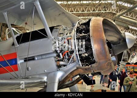 Gloster Gladiator bi-Ebene Kämpfer, die sich Motor Wartung am IWM Duxford, Stockfoto