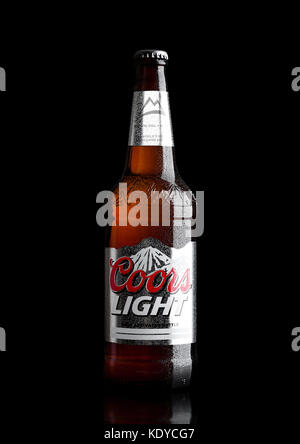 London, UK, 30. März 2017: Flasche Coors Light Bier auf blackbackground. Coors betreibt eine Brauerei in Golden, Colorado, das ist die größte einzelne b Stockfoto