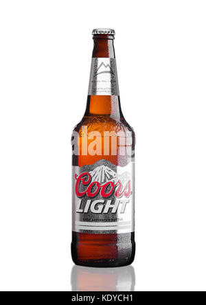 LONDON, UK, 30. MÄRZ 2017: Flasche Coors Light Bier auf weißem Hintergrund. Coors betreibt eine Brauerei in Golden, Colorado, das ist die größte einzelne Stockfoto