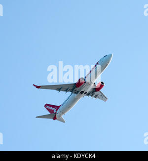 Der 737-800 Passagiere Jet Climbing von Corendon Airline nach dem Start. Kreta Griechenland 2017 Stockfoto