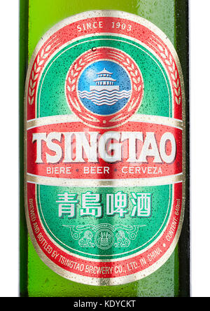 LONDON, UK - MARCH 23, 2017 : Flaschenetikett von Tsingtao Bier auf weißem Hintergrund.Tsingtao ist Chinas zweitgrößte Brauerei, sie wurde 1903 von gegründet Stockfoto