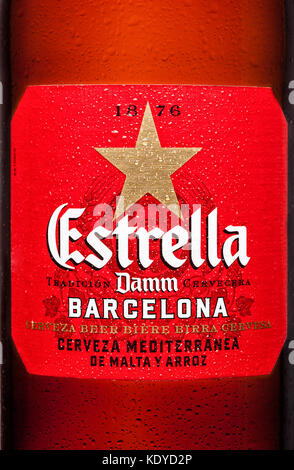 London, UK, 21. März 2017: Flasche Estrella Damm Bier auf weißem Hintergrund mit Reflexion, Estrella Damm ist ein Pilsner Bier, gebraut in Barcelona. Stockfoto