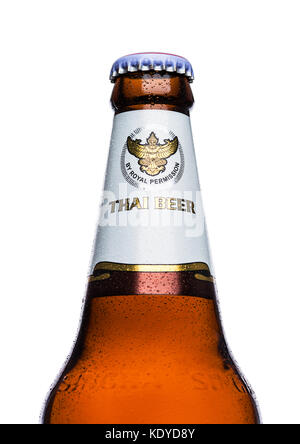 LONDON, Großbritannien - 15. MÄRZ 2017: Eine Flasche Singha-Bier auf weißem Hintergrund, Singha-Bier ist in thailand, Rayong, Thailand, am beliebtesten Stockfoto