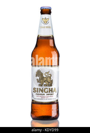 LONDON, Großbritannien - 15. MÄRZ 2017: Eine Flasche Singha-Bier auf weißem Hintergrund, Singha-Bier ist in thailand, Rayong, Thailand, am beliebtesten Stockfoto