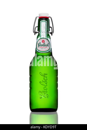 LONDON, Großbritannien - 15. MÄRZ 2017: Flasche Grolsch Premium Lager Bier mit Klappdeckel auf weißem Hintergrund. Stockfoto