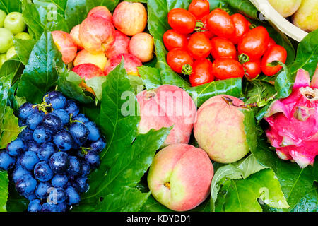 Frische reife und süße Früchte auf dem lokalen Markt, selektive konzentrieren. Stockfoto
