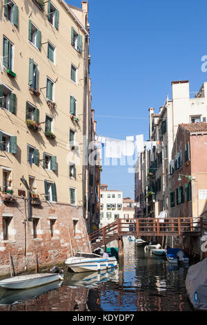 Ponte De Gheto Novo in das Jüdische Ghetto, Cannaregio, Venice, Italien mit dem Hohen mehrstöckige Gebäude, typisch für den Bezirk wegen Mangel o Stockfoto