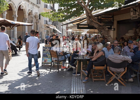 Heraklion, Kreta, Griechenland. Eine belebte Bar-Taverne auf der Platia Venizelou im Stadtzentrum von Iraklio Stockfoto