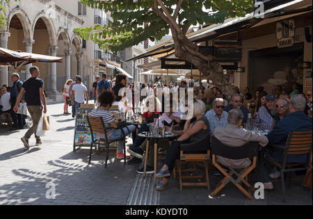 Heraklion, Kreta, Griechenland. Eine belebte Bar-Taverne auf der Platia Venizelou im Stadtzentrum von Iraklio Stockfoto