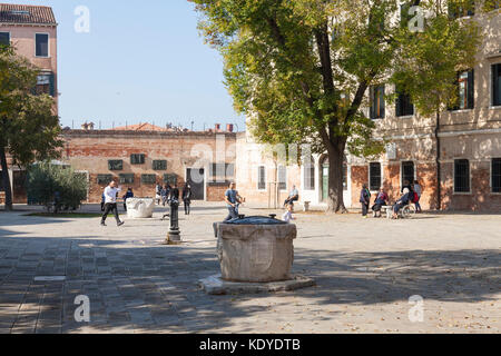 Das tägliche Leben in Campo De Gheto Novo im jüdischen Ghetto, Cannaregio, Venice, Italien mit Blick auf die Mauer der Erinnerung für die Opfer des Holocaust Stockfoto