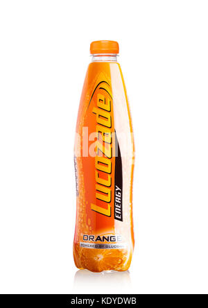 London, Großbritannien - 24 September 2017: Flasche lucozade orange energy drink Shot im Studio auf weißem Hintergrund Stockfoto
