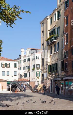 Ponte De Gheto Novo in Campo De Gheto Novo, Cannaregio, Venice, Italien den Hauptplatz des Jüdischen Ghettos mit seinen typischen hohen Multi-storied b Stockfoto