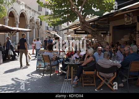 Heraklion, Kreta, Griechenland. Eine belebte Bar-Taverne auf der Platia Venizelou im Stadtzentrum von Iraklio Stockfoto