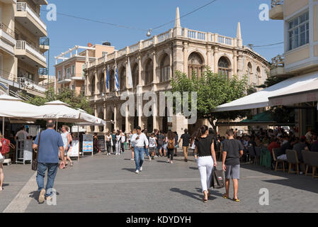 Heraklion, Kreta, Griechenland. Platia Venizelou in Heraklion City Center mit Blick auf die Loggia, wo das Rathaus befindet Stockfoto