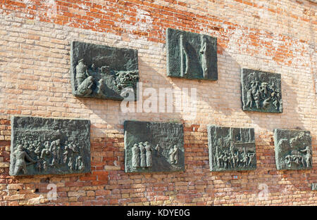 Die 7 Plaketten auf den Holocaust Memorial wall Campo De Gheto Novo im Jüdischen Ghetto Cannaregio, Venice, Italien fotografiert perlmuttfarben. de zu zeigen Stockfoto