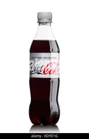 LONDON, Großbritannien - 9. JUNI 2017: Eine Flasche Softdrink mit Diet Coke auf weißem Hintergrund The Coca-Cola Company, ein US-amerikanischer multinationaler Getränkekonzern. Stockfoto