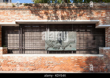 Holocaust Denkmal mit Plakette Darstellung einer Tod Zug- und Holz- Inschriften in Campo De Gheto Novo, Cannaregio, Venice, Italien im Jüdischen ghett Stockfoto