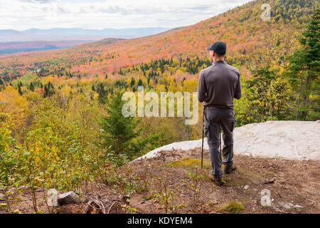 Junger Mann, der an einen Aussichtspunkt auf megantic Berg in Kanada, genießen im Herbst Farben Stockfoto