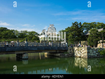 Blick auf Schloss Himeji vom Eingang Teich und Brücke, Himeji, Hyogo Präfektur Kansai Region, Insel Honshu, Japan Stockfoto