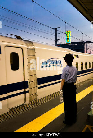 Zugbegleiter bei der Ankunft von N700 Shinkansen von Himeji zu Osaka-Shi Station - Himeji, Hyogo Präfektur Kansai Region, Insel Honshu, Japan Stockfoto