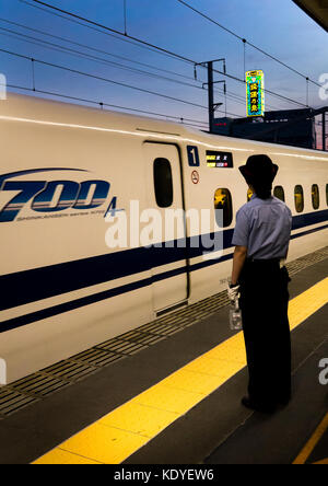 Zugbegleiter bei der Ankunft von N700 Shinkansen von Himeji zu Osaka-Shi Station - Himeji, Hyogo Präfektur Kansai Region, Insel Honshu, Japan Stockfoto