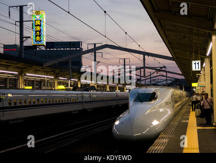 N700 Shinkansen Zug von Himeji zu Osaka-Shi Station - Himeji, Hyogo Präfektur Kansai Region, Insel Honshu, Japan Stockfoto