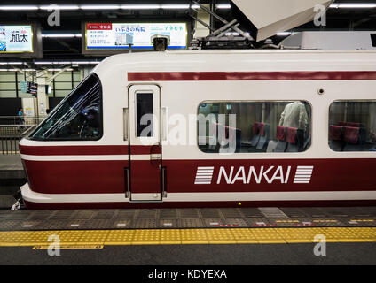 Der 30000 Serie Nankai Red Train, eine Sightseeing Express, der zwischen Namba und Gokurakubashi Stationen auf dem Koya Linie, Koyasan, Wakayama Prefec Stockfoto