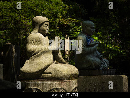 Jizo Statuen in den Schatten und Sonnenlicht Koya-San Okunoin Friedhof, Präfektur Wakayama, Japan Stockfoto