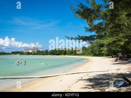 Ein paar Touristen auf sukuji Strand in Ishigaki-jima während der Hochsaison, yaeyama Inseln, in der Präfektur Okinawa, Japan Stockfoto