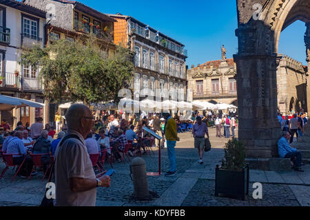 Guimaraes, Portugal - Stadtbild des historischen Zentrums von Guimarães. Das historische Zentrum von guimaraes ist ein UNESCO-Weltkulturerbe. Stockfoto