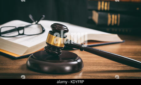 Gesetz Hammer auf einem Schreibtisch aus Holz, recht Bücher Hintergrund Stockfoto