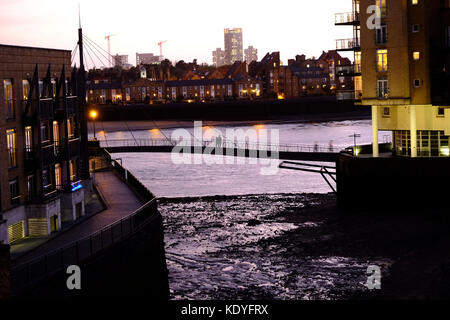 Blick auf Limekiln Docks in Limehouse East London in Richtung Themse bei Sonnenuntergang. Stockfoto