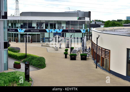 Moderne englische Bürogebäude mit benachbarten Pflanzen und gepflasterte Fläche, IQ Business Park, Wokingham, Berkshire, Großbritannien Stockfoto