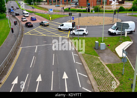 Hohe ansehen Großbritannien Verkehr Kreuzung mit Kreisverkehr Wokingham, Berkshire, Großbritannien Stockfoto