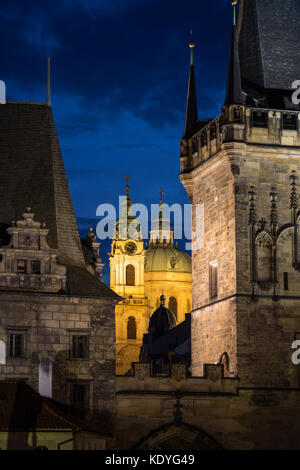 Blick auf den beleuchteten Kleinseitner Brückentürme und St. Nicholas Kirche in der Mala Strana (Kleinseite) in Prag, Tschechische Republik, am Abend. Stockfoto