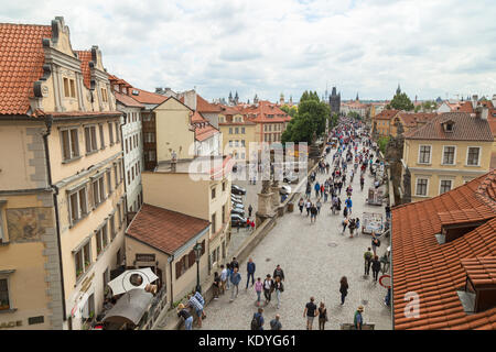 Viele Touristen an der Charles Brücke und Gebäude in der Mala Strana (Kleinseite) und der Kampa Insel etwas gesehen von oben in Prag. Stockfoto